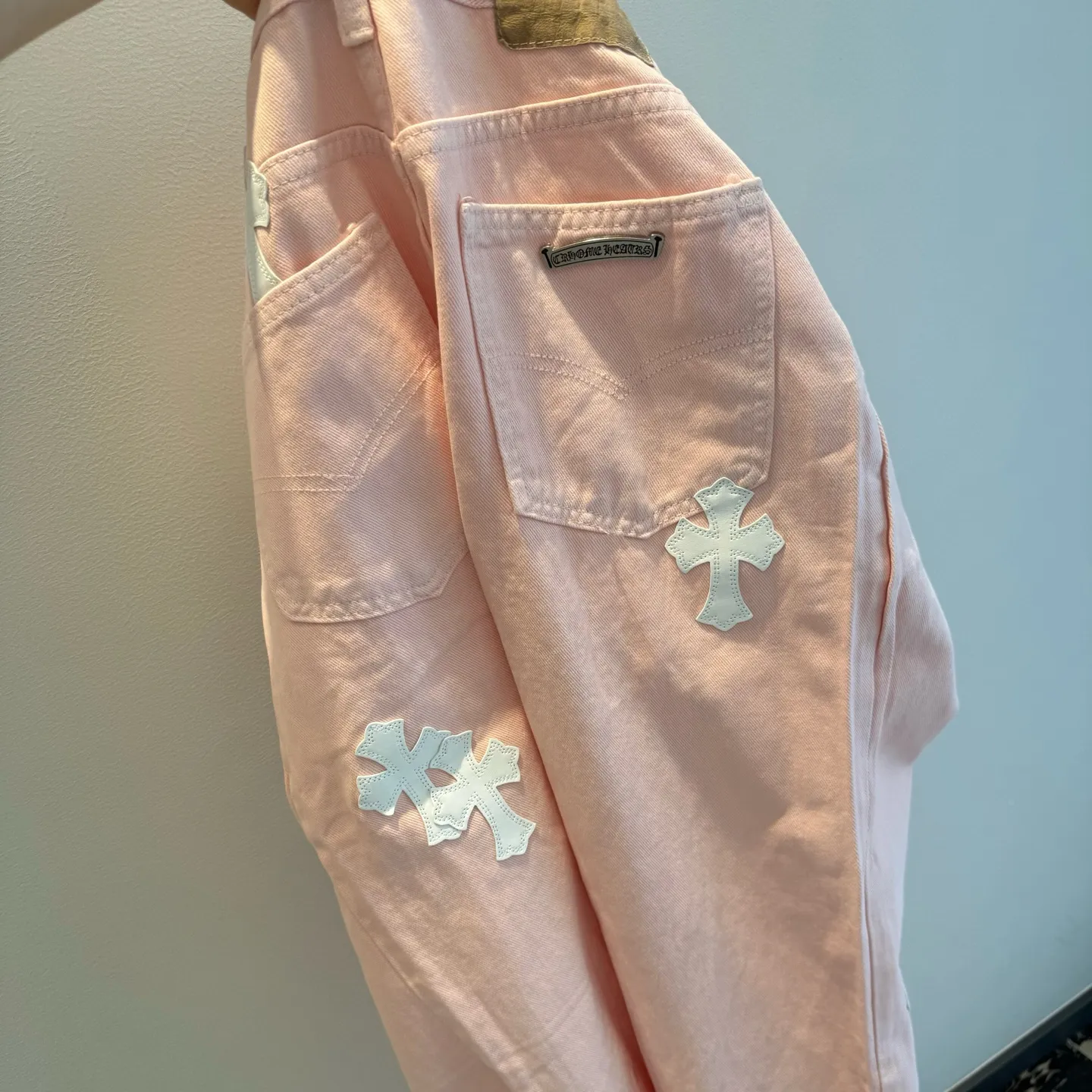 P280 Style number: D302 Chrome Hearts pink leather jeans Size: 28-34 corresponds to S-XL Color: light pink Size: S-XL (corresponds to 28 30 32 34) 28 30 32 34 Size S M L XL Pants length 101 102 103 104 Hips 110 114 118 122 Waist circumference 86 90 94 98 (There is an error of 1~3cm due to manual measurement)